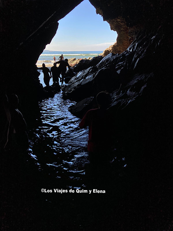 Explorando la playa de la Cueva