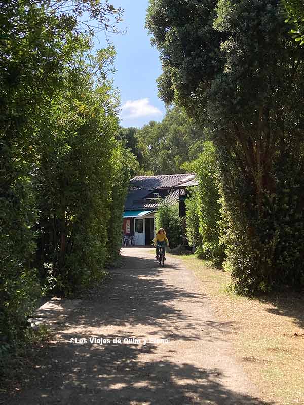 Éric jugando en el camping Playa de Taurán