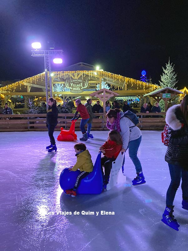 Pista de hielo del pueblo navideño