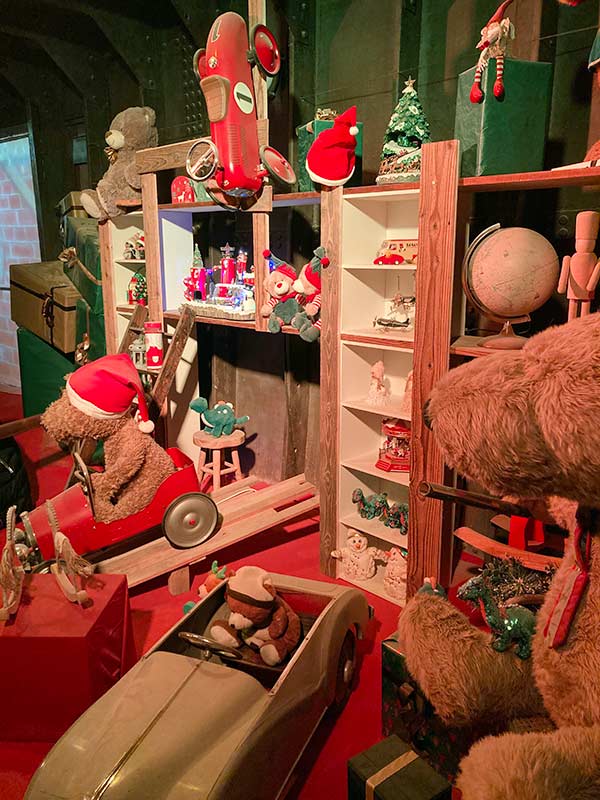 Dentro de la fábrica de juguetes en el barco de Lydia