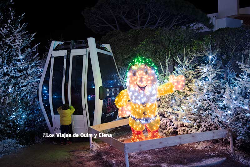 Álex jugando con Éric en una cabina en le Barcarès