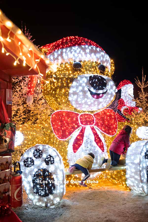 Éric y Álex subiendo a un oso en el pueblo navideño en Francia
