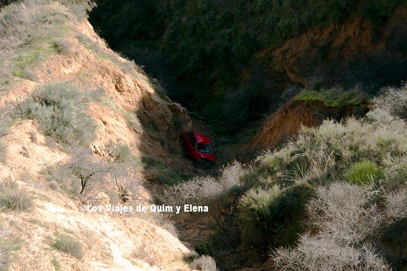Un coche accidentado en las Barrancas de Burujón