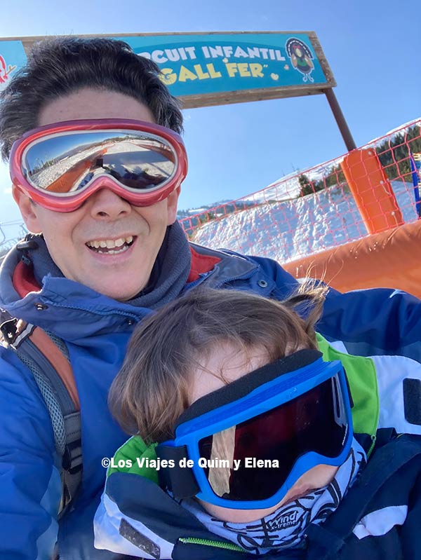 Álex y Quim preparados para descender con el trineo