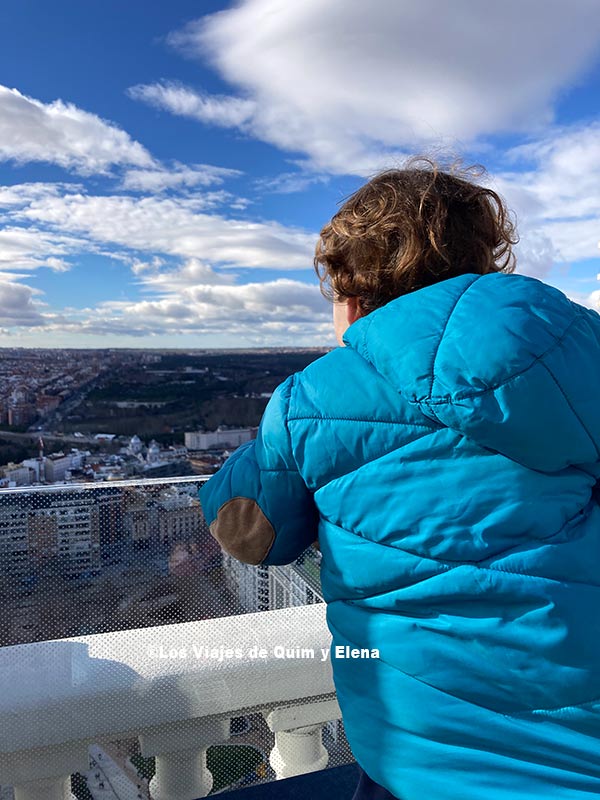 Álex disfrutando de las vistas de Madrid