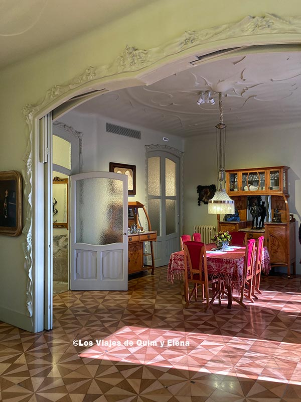 Salón principal del piso de los vecinos al visitar La Pedrera