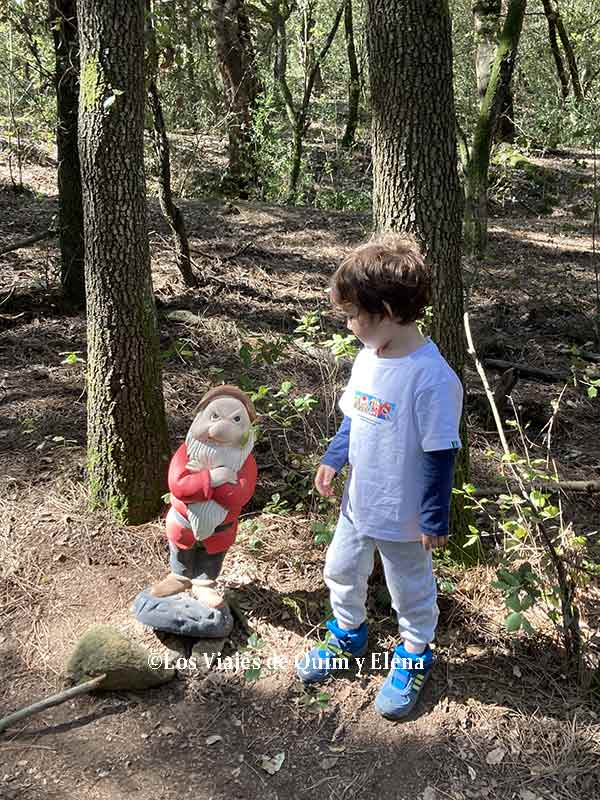 Álex descubriendo a los enanitos en Vilalba Saserra, Excursiones con niños en Cataluña