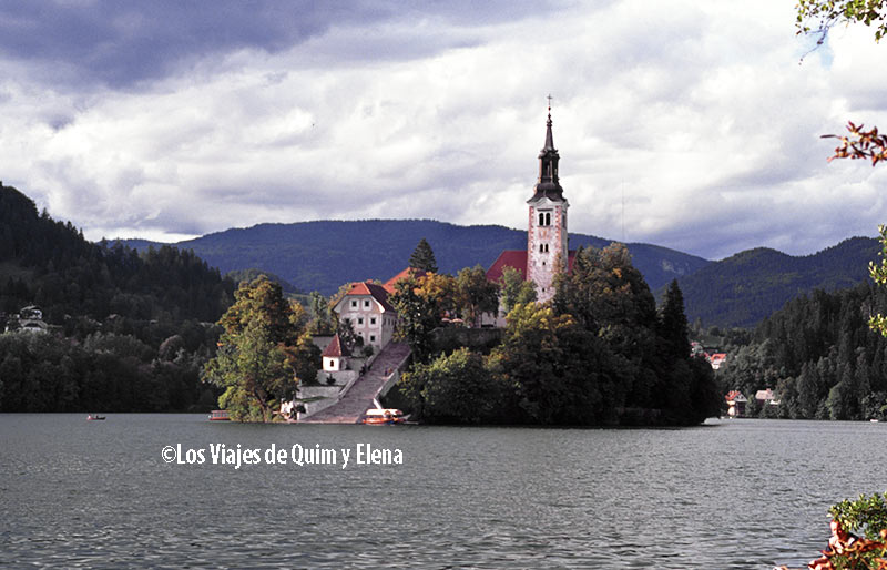 Iglesia de la asunción de la Virgen en el lago Bled