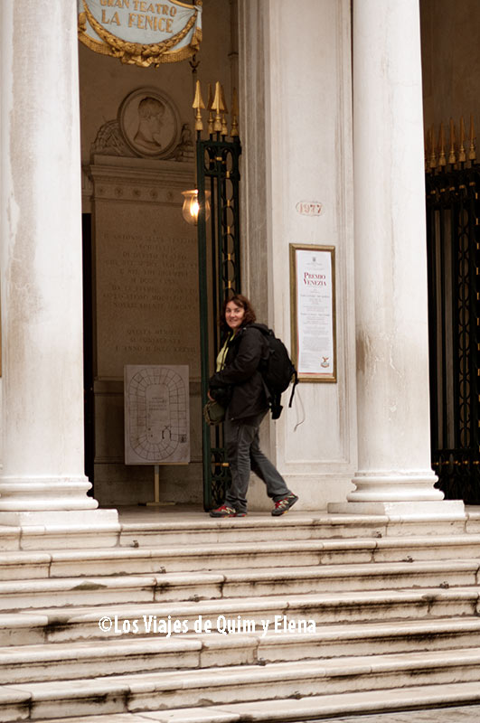 Elena entrando en La Fenice...estaban cerrando