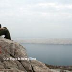Elena con la Isla de Pag en el horizonte