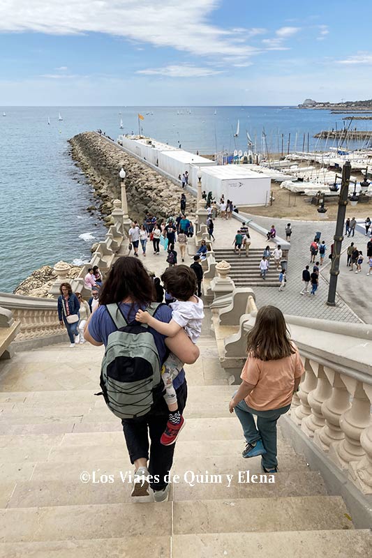 Escape room en Sitges, bajando por las escaleras en frente de la iglesia