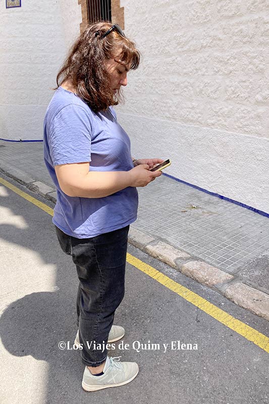 Elena con el móvil durante el escape room en Sitges