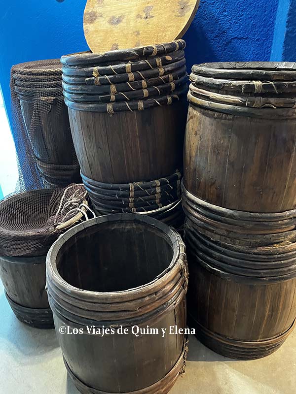 Antiguos recipientes de madera para la maduración de la anchoa