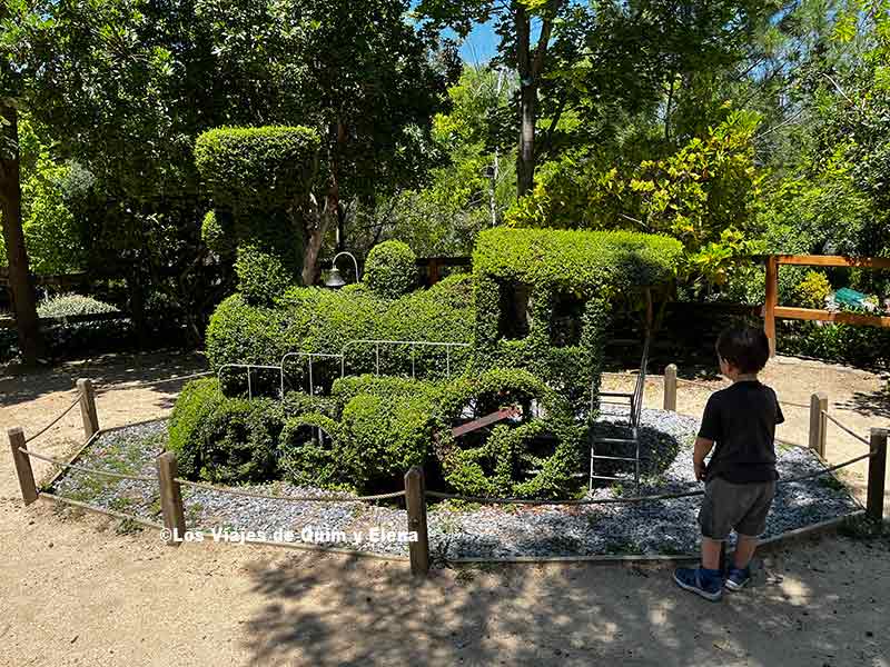 Álex en la zona de los inventos en el Bosque Encantado en Madrid