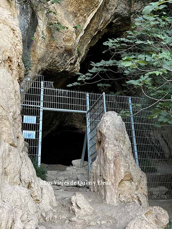 Entrada a la Cova del Tabac