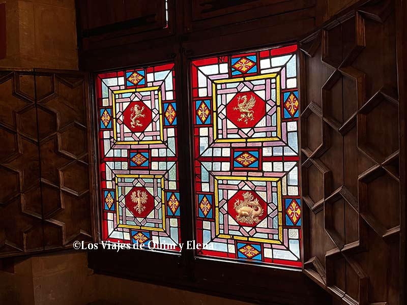 Detalle de uno de los vitrales de las ventanas del Castell de Santa Florentina
