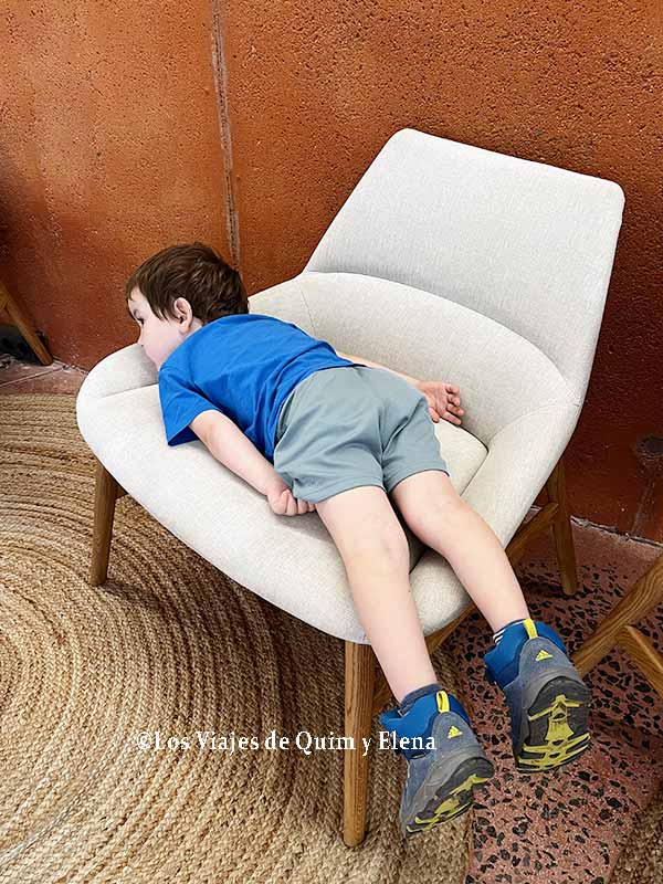 Álex esperando pacientemente para entrar en Espai Cràter