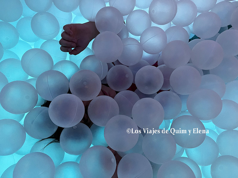 Éric jugando en la piscina de bolas