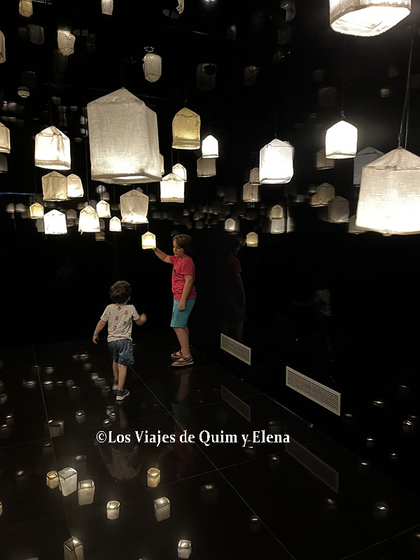 Álex y Éric en la sala de los farolillos