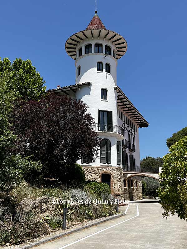 Edificio modernista en dónde se encuentra el Restaurant Els Jardins de Codorníu