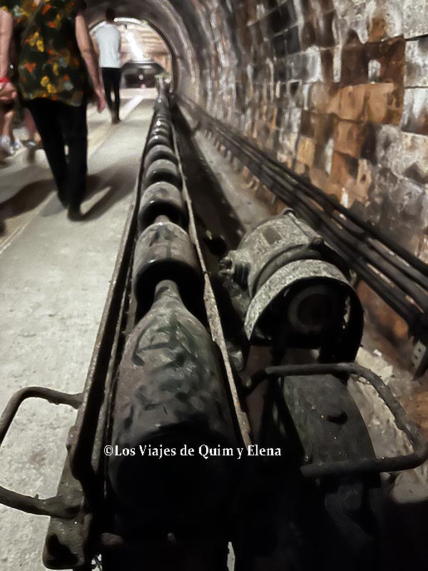 Antiguo sistema de transporte de botellas, durante la visita a las Cavas Codorníu