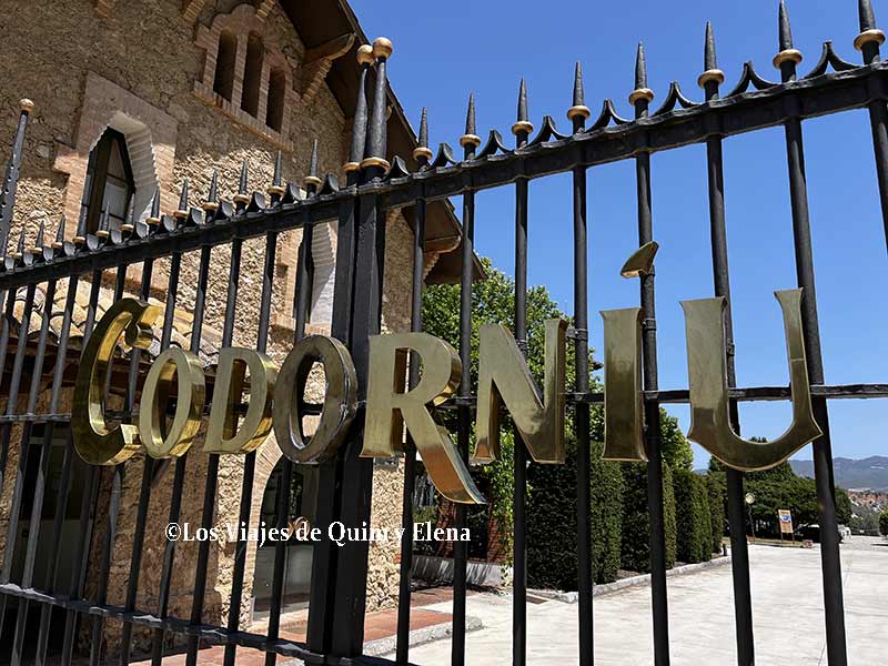 Puerta principal de las Cavas Codorníu