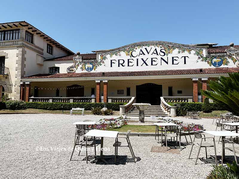 Bodegas Freixenet junto a la estación de tren
