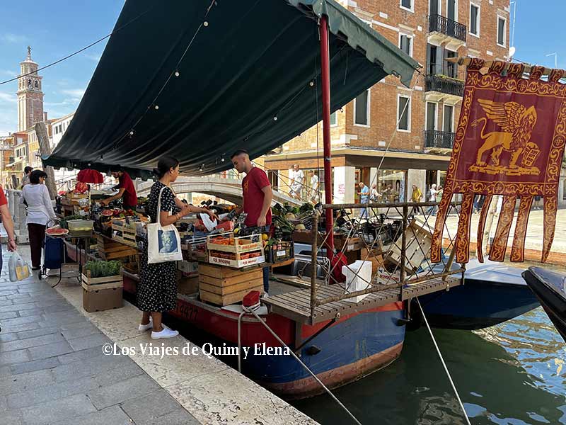 La barca de la frutería en Venecia