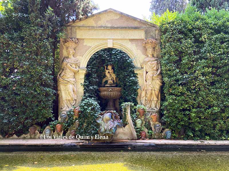 Estanque y fuente del Castillo de de Gala Dalí en Púbol
