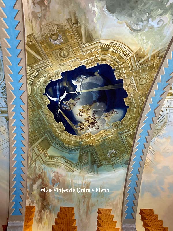 Una de las obras en el techo de la sala principal en el Castillo de Gala Dalí de Púbol