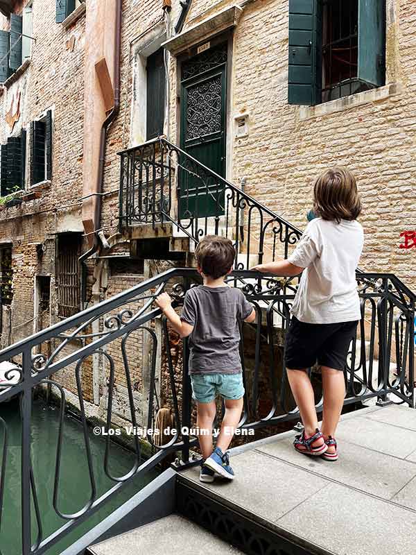 Álex y Éric viendo un canal en Venecia