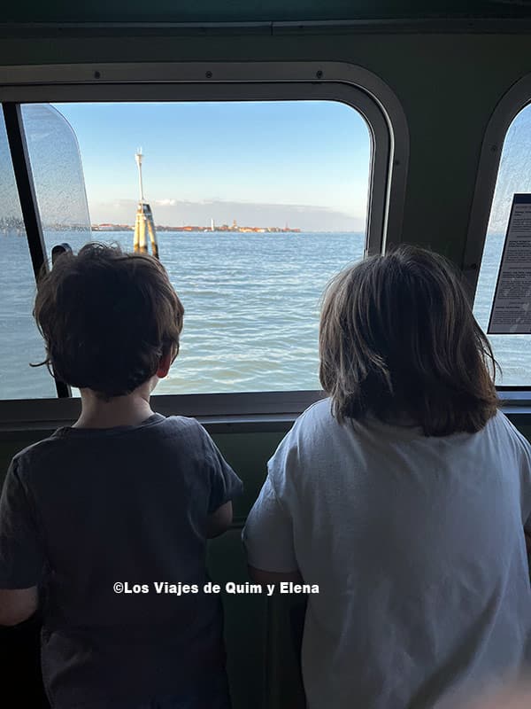 Álex y Éric en un Vaporetto en Venecia
