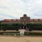 El Parlament de Catalunya con la estatua