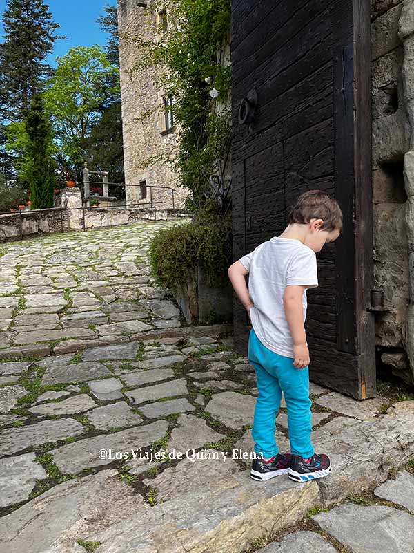 Álex en la entrada del castillo