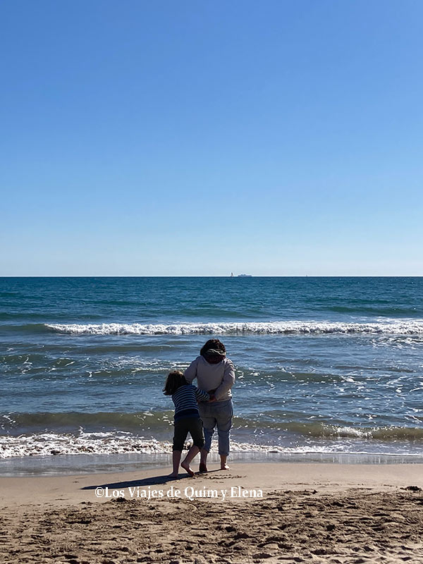 Jugando en las playas de Sitges