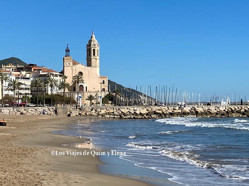 Iglesia de San Bartolomé y Santa Tecla desde la Playa de la Ribera
