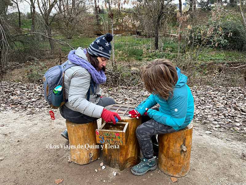 Elena y Éric jugando al 3 en raya