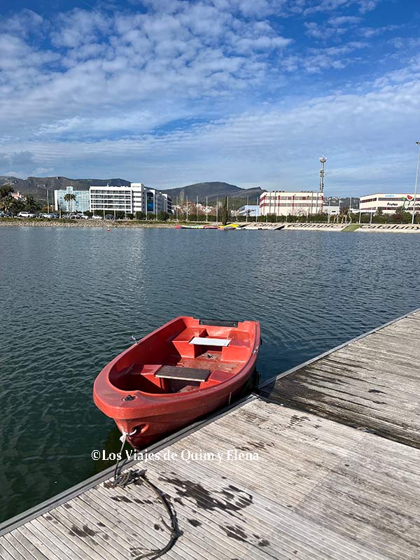 Una barca en el canal