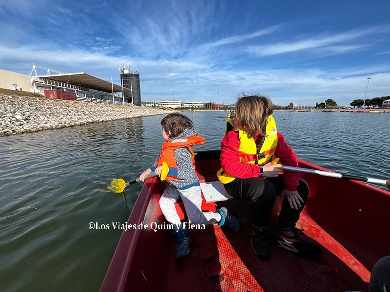 Los peques disfrutando en el agua