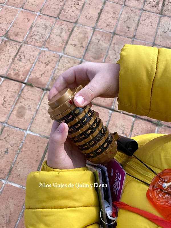 Participando en el juego de pistas del Castillo de Montjuic