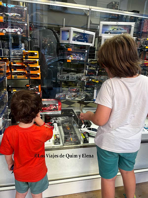 Álex y Éric investigando en un escaparate de Bolonia