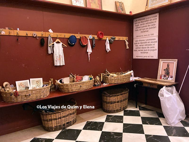 Ofrendas que dejan los visitantes en el Monasterio de Montserrat