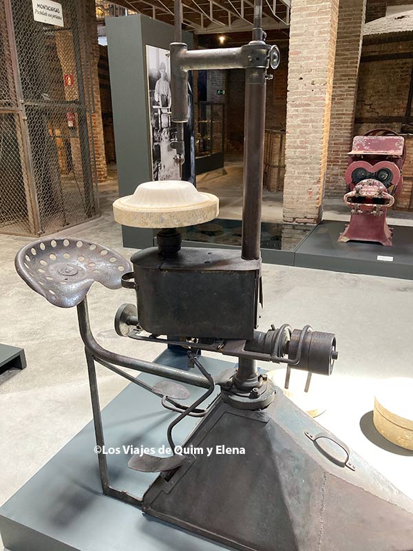 Antigua màquina para realizar platos en el Museo de la Bisbal d'Empordà