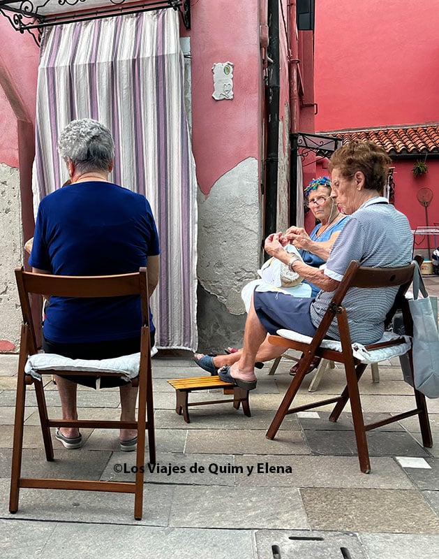 Mujeres tejiendo en la calle