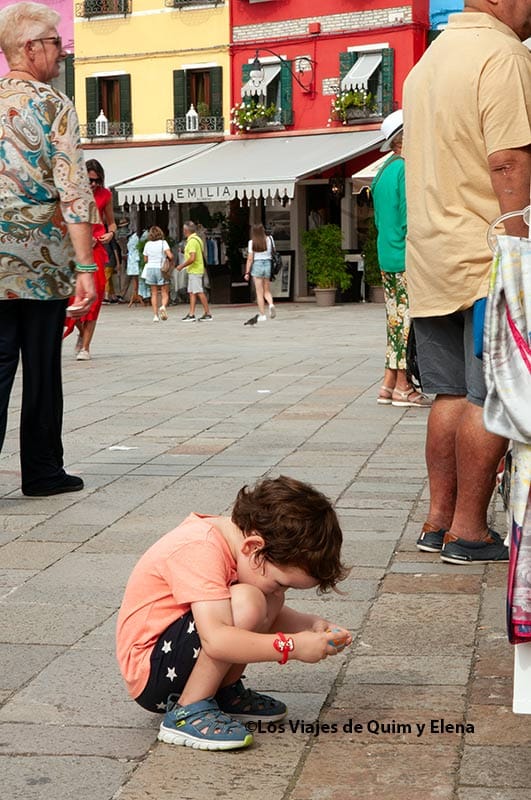 Álex haciendo fotos en Burano