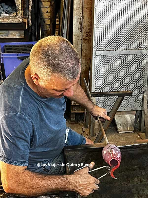 Un artesano trabajando el vidrio