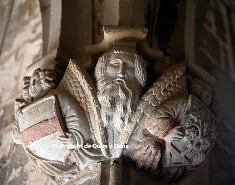 Capitel en la zona del claustro