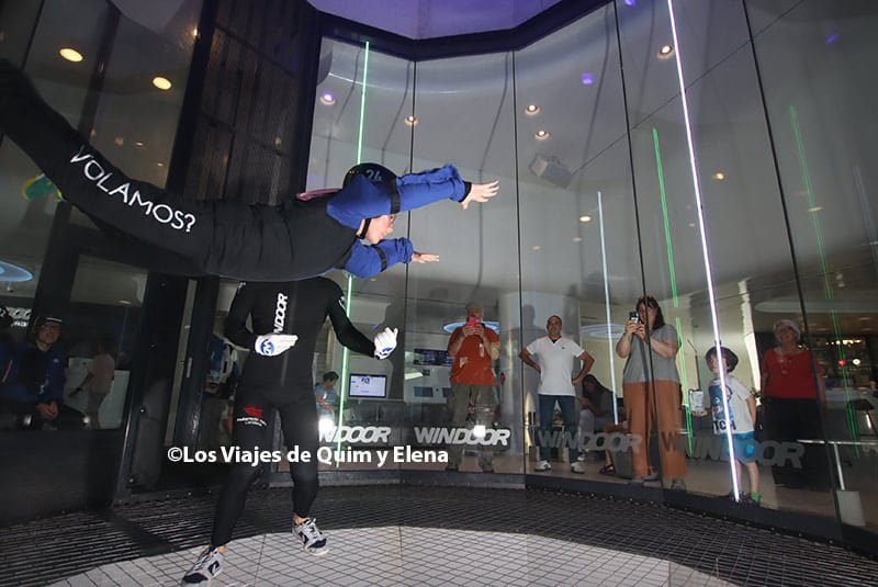 Éric volando en el túnel del viento