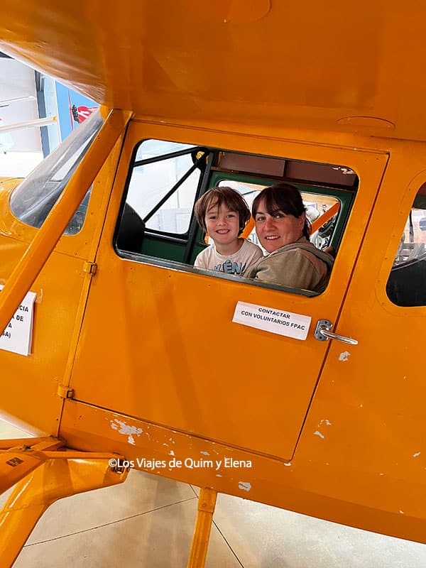 Elena y Álex dentro de un avión en el Museo de la Aeronáutica de El Prat