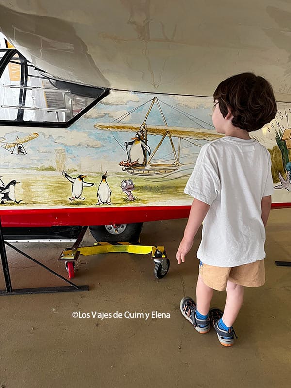 Álex mirando la decoración de un avión